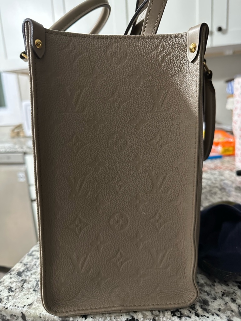 Louis Vuitton Onthego MM.  LV Light Beige Embossed Leather Tote - Picture 5 of 9